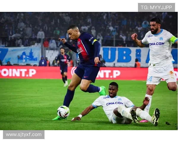 法甲联赛激战正酣 巴黎圣日耳曼与马赛争夺冠军宝座 法甲联赛激战正酣 巴黎圣日耳曼与马赛争夺冠军宝座